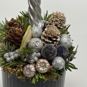 Sötétszürke, bordázott bögrére épült, 2 ezüst csavartgyertyás adventi asztaldísz örökzöldekkel (XM-52) - karácsony - adventi díszek - adventi asztaldísz - Meska.hu