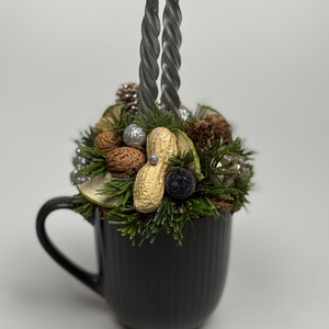 Sötétszürke, bordázott bögrére épült, 2 ezüst csavartgyertyás adventi asztaldísz örökzöldekkel (XM-52) - karácsony - adventi díszek - adventi asztaldísz - Meska.hu