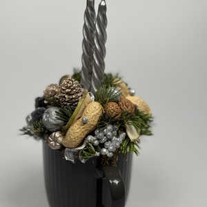 Sötétszürke, bordázott bögrére épült, 2 ezüst csavartgyertyás adventi asztaldísz örökzöldekkel (XM-52) - karácsony - adventi díszek - adventi asztaldísz - Meska.hu