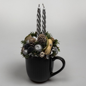 Sötétszürke, bordázott bögrére épült, 2 ezüst csavartgyertyás adventi asztaldísz örökzöldekkel (XM-52) - Meska.hu