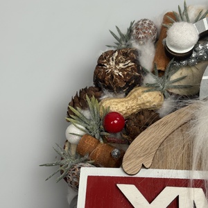 Csíkos sapkás manó gazdagon díszített karácsonyi terméskopogtatója (XW-02) - karácsony - adventi díszek - adventi ajtódísz - Meska.hu