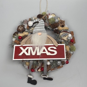 Csíkos sapkás manó gazdagon díszített karácsonyi terméskopogtatója (XW-02), Karácsony, Adventi díszek, Adventi ajtódísz, Virágkötés, MESKA