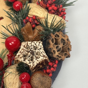 Vörösbegy mintás, gazdagon díszített karácsonyi terméskopogtató (XW-03) - karácsony - adventi díszek - adventi ajtódísz - Meska.hu