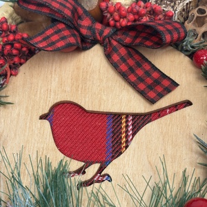 Vörösbegy mintás, gazdagon díszített karácsonyi terméskopogtató (XW-03) - karácsony - adventi díszek - adventi ajtódísz - Meska.hu