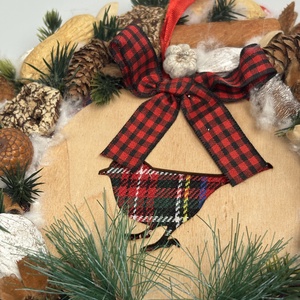 Natúr hatású, vörösbegy mintás, gazdagon díszített karácsonyi terméskopogtató (XW-04) - karácsony - adventi díszek - adventi ajtódísz - Meska.hu