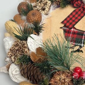 Natúr hatású, vörösbegy mintás, gazdagon díszített karácsonyi terméskopogtató (XW-04) - karácsony - adventi díszek - adventi ajtódísz - Meska.hu