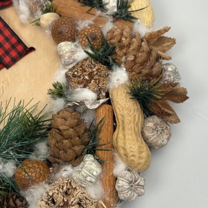 Natúr hatású, vörösbegy mintás, gazdagon díszített karácsonyi terméskopogtató (XW-04) - karácsony - adventi díszek - adventi ajtódísz - Meska.hu