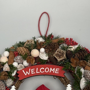 Hintázó copfos manólány üdvözlete - gazdagon díszített karácsonyi terméskopogtató (XW-06) - karácsony - adventi díszek - adventi ajtódísz - Meska.hu