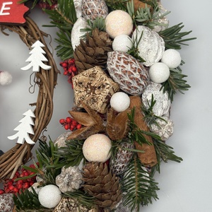 Hintázó copfos manólány üdvözlete - gazdagon díszített karácsonyi terméskopogtató (XW-06) - karácsony - adventi díszek - adventi ajtódísz - Meska.hu