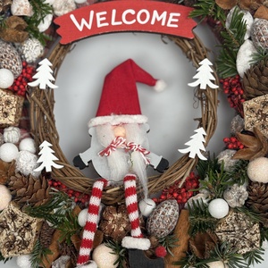 Hintázó copfos manólány üdvözlete - gazdagon díszített karácsonyi terméskopogtató (XW-06) - karácsony - adventi díszek - adventi ajtódísz - Meska.hu