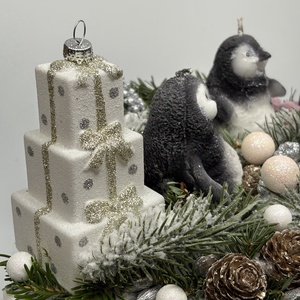 Pingvinék karácsonya -  fafiókra épült ünnepi asztaldísz termésekkel és kellékekkel gazdagon díszítve - karácsony - adventi díszek - adventi asztaldísz - Meska.hu