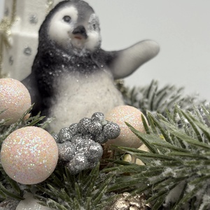 Pingvinék karácsonya -  fafiókra épült ünnepi asztaldísz termésekkel és kellékekkel gazdagon díszítve - karácsony - adventi díszek - adventi asztaldísz - Meska.hu