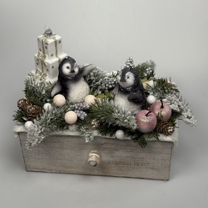 Pingvinék karácsonya -  fafiókra épült ünnepi asztaldísz termésekkel és kellékekkel gazdagon díszítve - Meska.hu