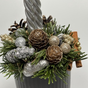 Sötétszürke, bordázott bögrére épült, 2 ezüst csavart gyertyás adventi asztaldísz örökzöldekkel (XM-55) - karácsony - adventi díszek - adventi asztaldísz - Meska.hu