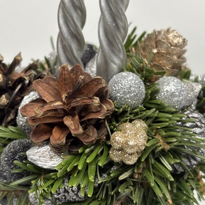 Sötétszürke, bordázott bögrére épült, 2 ezüst csavart gyertyás adventi asztaldísz örökzöldekkel (XM-55) - karácsony - adventi díszek - adventi asztaldísz - Meska.hu