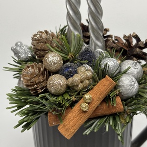 Sötétszürke, bordázott bögrére épült, 2 ezüst csavart gyertyás adventi asztaldísz örökzöldekkel (XM-55) - karácsony - adventi díszek - adventi asztaldísz - Meska.hu