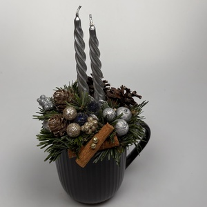 Sötétszürke, bordázott bögrére épült, 2 ezüst csavart gyertyás adventi asztaldísz örökzöldekkel (XM-55) - Meska.hu
