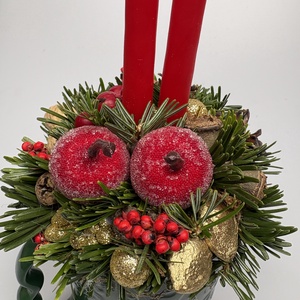 Fenyőzöld, karácsonyi mintás bögrére épült, 2 piros ceruza gyertyás adventi asztaldísz örökzöldekkel (XM-56) - karácsony - adventi díszek - adventi asztaldísz - Meska.hu