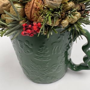 Fenyőzöld, karácsonyi mintás bögrére épült, 2 piros ceruza gyertyás adventi asztaldísz örökzöldekkel (XM-56) - karácsony - adventi díszek - adventi asztaldísz - Meska.hu