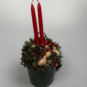 Fenyőzöld, karácsonyi mintás bögrére épült, 2 piros ceruza gyertyás adventi asztaldísz örökzöldekkel (XM-56) - Meska.hu