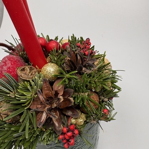 Fenyőzöld, karácsonyi mintás bögrére épült, 2 piros ceruza gyertyás adventi asztaldísz örökzöldekkel (XM-56) - karácsony - adventi díszek - adventi asztaldísz - Meska.hu