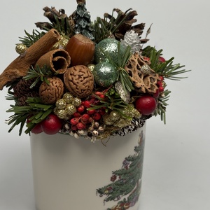 Elején karácsonyfa, hátul krisztustövis mintás bögrére épült adventi asztaldísz örökzöldekkel (XM-57) - karácsony - adventi díszek - adventi asztaldísz - Meska.hu