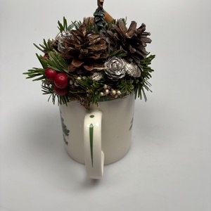 Elején karácsonyfa, hátul krisztustövis mintás bögrére épült adventi asztaldísz örökzöldekkel (XM-57) - karácsony - adventi díszek - adventi asztaldísz - Meska.hu