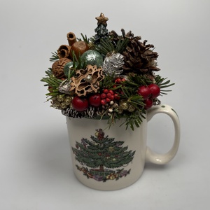 Elején karácsonyfa, hátul krisztustövis mintás bögrére épült adventi asztaldísz örökzöldekkel (XM-57) - Meska.hu