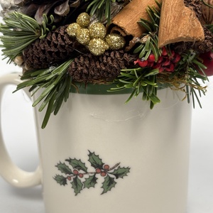 Elején karácsonyfa, hátul krisztustövis mintás bögrére épült adventi asztaldísz örökzöldekkel (XM-57) - karácsony - adventi díszek - adventi asztaldísz - Meska.hu