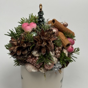 Elején karácsonyfa, hátul krisztustövis mintás bögrére épült rózsaszínes, adventi asztaldísz örökzöldekkel (XM-58) - karácsony - adventi díszek - adventi asztaldísz - Meska.hu