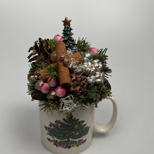 Elején karácsonyfa, hátul krisztustövis mintás bögrére épült rózsaszínes, adventi asztaldísz örökzöldekkel (XM-58) - Meska.hu