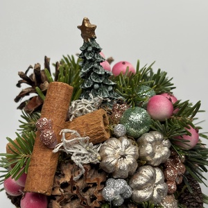 Elején karácsonyfa, hátul krisztustövis mintás bögrére épült rózsaszínes, adventi asztaldísz örökzöldekkel (XM-58) - karácsony - adventi díszek - adventi asztaldísz - Meska.hu