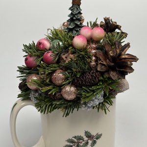 Elején karácsonyfa, hátul krisztustövis mintás bögrére épült rózsaszínes, adventi asztaldísz örökzöldekkel (XM-58) - karácsony - adventi díszek - adventi asztaldísz - Meska.hu
