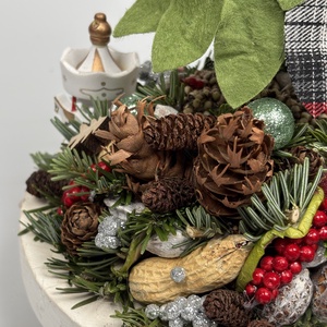 Piros, deres almás, textilfenyős, körhintás ünnepli asztaldísz fatálon, termésekkel és kellékekkel gazdagon díszítve  - karácsony - adventi díszek - adventi asztaldísz - Meska.hu