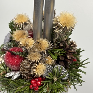 Világosszürke, színében kockás bögrére épült, 2 ezüst ceruza gyertyás adventi asztaldísz bábakaláccsal (XM-59) - karácsony - adventi díszek - adventi asztaldísz - Meska.hu