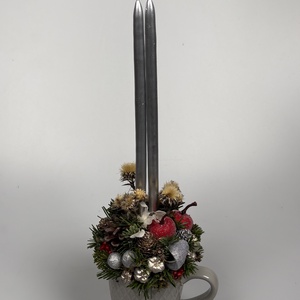 Világosszürke, színében kockás bögrére épült, 2 ezüst ceruza gyertyás adventi asztaldísz bábakaláccsal (XM-59) - Meska.hu