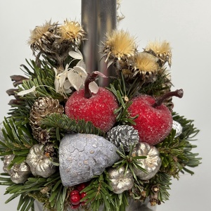 Világosszürke, színében kockás bögrére épült, 2 ezüst ceruza gyertyás adventi asztaldísz bábakaláccsal (XM-59) - karácsony - adventi díszek - adventi asztaldísz - Meska.hu