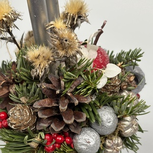 Világosszürke, színében kockás bögrére épült, 2 ezüst ceruza gyertyás adventi asztaldísz bábakaláccsal (XM-59) - karácsony - adventi díszek - adventi asztaldísz - Meska.hu