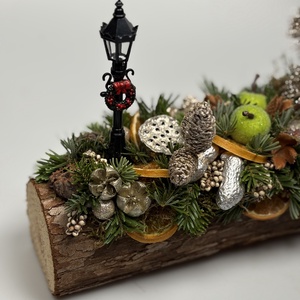 Pezsgő színű fenyővel, lámpaoszloppal, citrommal és egyéb termésekkel is ékített adventi asztaldísz fahasábon  - karácsony - adventi díszek - adventi asztaldísz - Meska.hu
