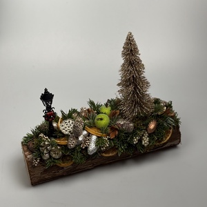 Pezsgő színű fenyővel, lámpaoszloppal, citrommal és egyéb termésekkel is ékített adventi asztaldísz fahasábon  - Meska.hu