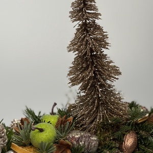 Pezsgő színű fenyővel, lámpaoszloppal, citrommal és egyéb termésekkel is ékített adventi asztaldísz fahasábon  - karácsony - adventi díszek - adventi asztaldísz - Meska.hu