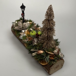 Pezsgő színű fenyővel, lámpaoszloppal, citrommal és egyéb termésekkel is ékített adventi asztaldísz fahasábon  - karácsony - adventi díszek - adventi asztaldísz - Meska.hu