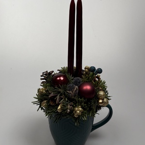 Sötét türkiz, színében mintás bögrére épült, 2 bordó ceruzagyertyás adventi asztaldísz gömbökkel (XM-60) - Meska.hu