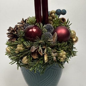 Sötét türkiz, színében mintás bögrére épült, 2 bordó ceruzagyertyás adventi asztaldísz gömbökkel (XM-60) - karácsony - adventi díszek - adventi asztaldísz - Meska.hu