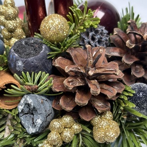 Sötét türkiz, színében mintás bögrére épült, 2 bordó ceruzagyertyás adventi asztaldísz gömbökkel (XM-60) - karácsony - adventi díszek - adventi asztaldísz - Meska.hu