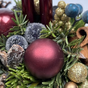 Sötét türkiz, színében mintás bögrére épült, 2 bordó ceruzagyertyás adventi asztaldísz gömbökkel (XM-60) - karácsony - adventi díszek - adventi asztaldísz - Meska.hu