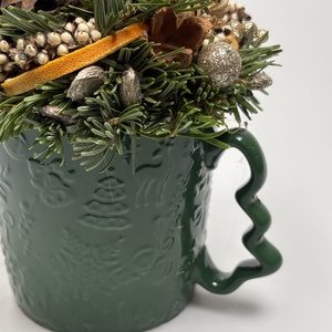 Fenyőzöld, színében mintás bögrére épült, 1 sötétzöld ceruzagyertyás adventi asztaldísz deres almákkal (XM-61) - karácsony - adventi díszek - adventi asztaldísz - Meska.hu