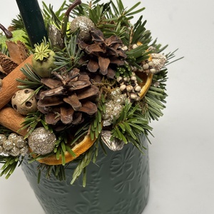 Fenyőzöld, színében mintás bögrére épült, 1 sötétzöld ceruzagyertyás adventi asztaldísz deres almákkal (XM-61) - karácsony - adventi díszek - adventi asztaldísz - Meska.hu