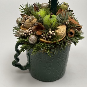 Fenyőzöld, színében mintás bögrére épült, 1 sötétzöld ceruzagyertyás adventi asztaldísz deres almákkal (XM-61) - karácsony - adventi díszek - adventi asztaldísz - Meska.hu