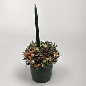 Fenyőzöld, színében mintás bögrére épült, 1 sötétzöld ceruzagyertyás adventi asztaldísz deres almákkal (XM-61), Karácsony, Adventi díszek, Adventi asztaldísz, Virágkötés, MESKA